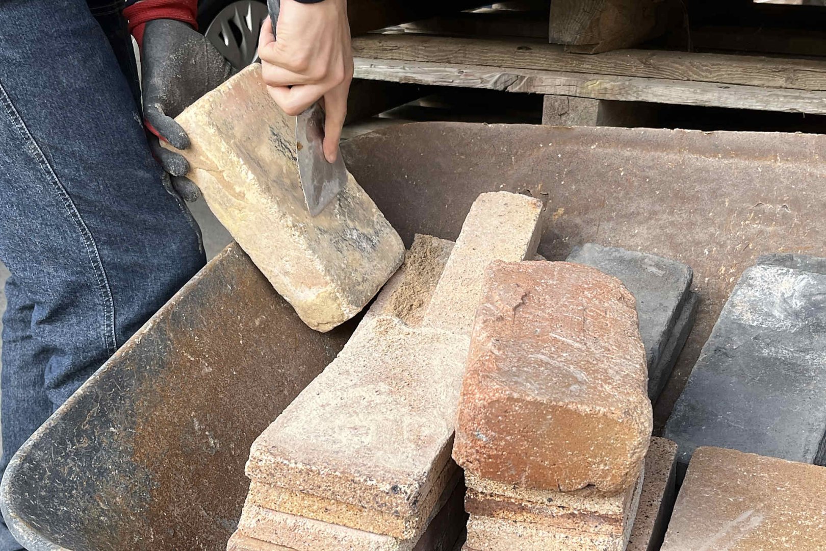 耐火物の選別・ケレン作業